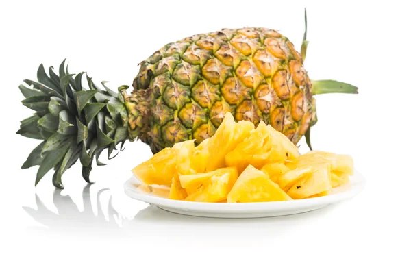 Abacaxi de redução nutritivo suculento fresco com fruto inteiro como backgro — Fotografia de Stock