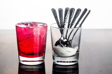 Sağlıksız şeker içeriği ile kırmızı gazlı içecekler kavramı