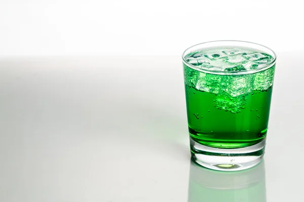 Verfrissend groen koolzuurhoudende frisdrank met de ice in transparant glas — Stockfoto