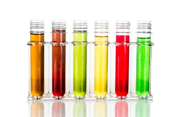 Тестовые трубки с многоцветными химикатами изолированы в белом — стоковое фото