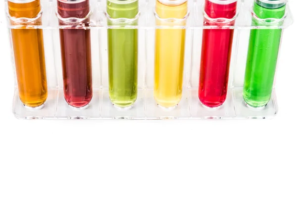 Tubos de ensaio com produtos químicos multicoloridos isolados a branco — Fotografia de Stock