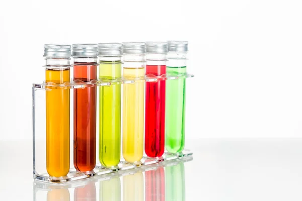 Тестові трубки з багатокольоровими хімічними речовинами ізольовані в білому — стокове фото