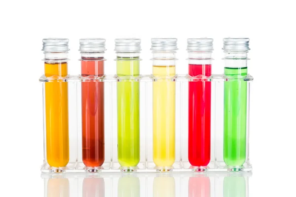 Zkumavky s multi barva chemikálie, které jsou izolovány v bílém — Stock fotografie