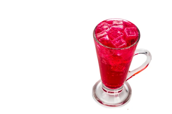 Refrescante refrigerante vermelho com gelo em vidro transparente — Fotografia de Stock