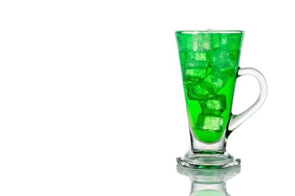 Verfrissend groen koolzuurhoudende frisdrank met de ice in transparant glas — Stockfoto