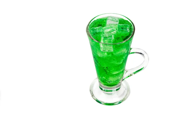 Frissítő zöld szénsavas üdítőital, átlátszó üveg, jég — Stock Fotó