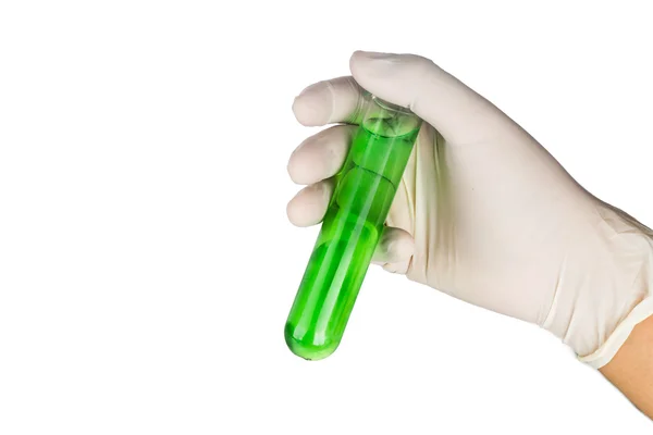 Hånd i latexhandsker med reagensglas med grøn væske . - Stock-foto