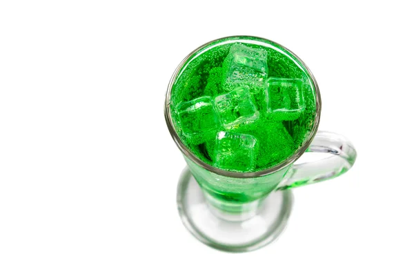 Refrescante refresco verde con hielo en vidrio transperant — Foto de Stock