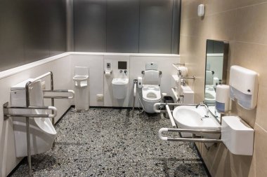 Geniş kapsamlı genel maluliyet sorunu. Tuvalet dostu. El parmaklıkları, parmaklıkları ve yardımcıları var..