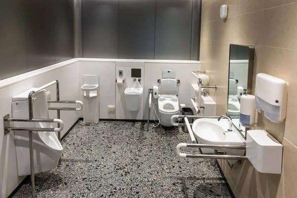 Geniş kapsamlı genel maluliyet sorunu. Tuvalet dostu. El parmaklıkları, parmaklıkları ve yardımcıları var..