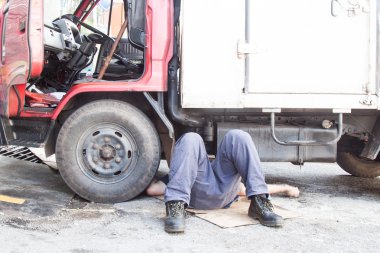 Mekanik prob ile kirli yağlı yağlı motor reparing kamyon altında