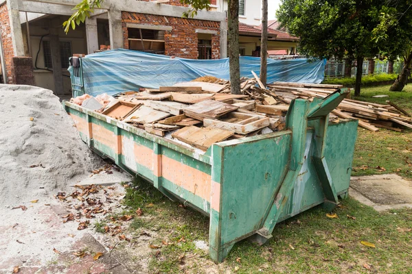 Bouw vuilnisbak met ladingen op de bouwplaats — Stockfoto