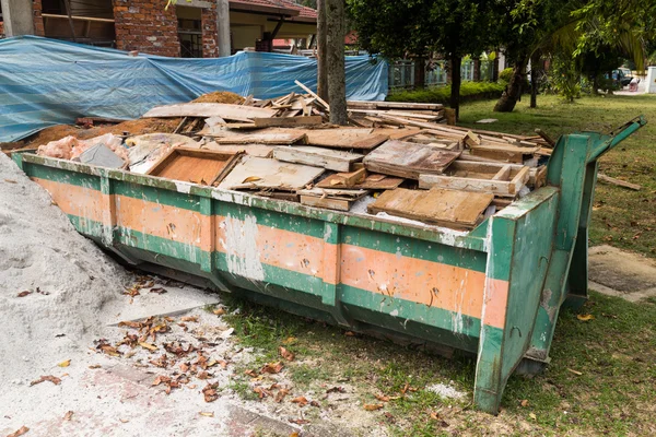 Construction rubbish bin with loads at construction site — Stock Photo, Image