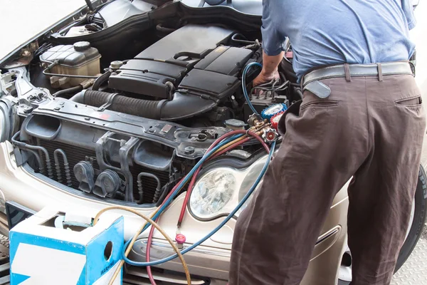 Mechanik z manometrem napełniania gazem do auto pojazdu wypo- — Zdjęcie stockowe