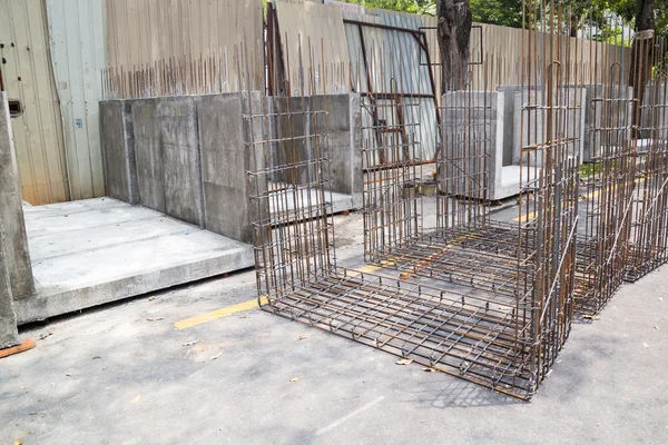 Barra de refuerzo de metal y bloques de drenaje de hormigón fundido en la construcción sentarse —  Fotos de Stock
