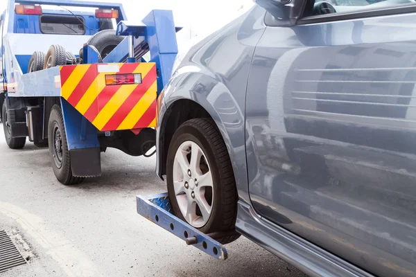 Sleepwagen slepen een gebroken van auto op straat — Stockfoto