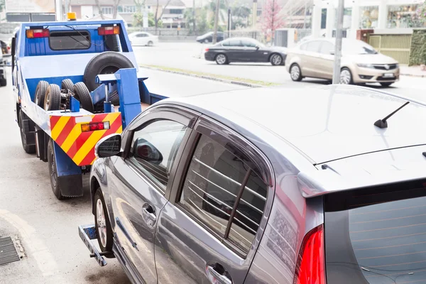 Sleepwagen slepen een gebroken van auto op straat — Stockfoto