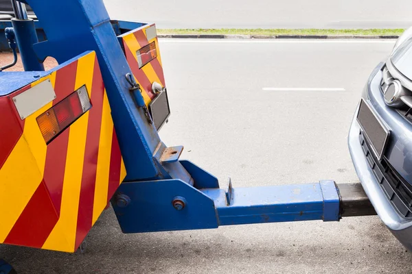 Abschleppwagen schleppt kaputtes Auto auf die Straße — Stockfoto