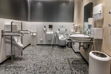 Geniş kapsamlı genel maluliyet sorunu. Tuvalet dostu. El parmaklıkları, parmaklıkları ve yardımcıları var..