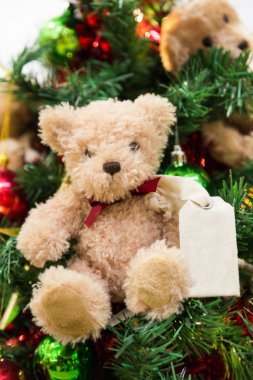 Oyuncak ayı ile Noel ağacı, süs eşyaları ve dekoratif ışıklar arka plan