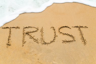 Dalga yaklaşıyor ile kum plajındaki yazılı yazıt güven