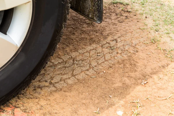 Pneu de tração nas quatro rodas com trilhas na estrada de terra seca — Fotografia de Stock
