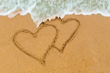 Çift Kişilik Çift Kişilik kalp dalga yaklaşıyor ile kumsala çizilmiş