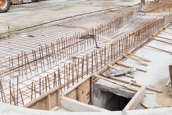 Concriar vergalhões de malha de metal no local de construção para piso encontrado — Fotografia de Stock