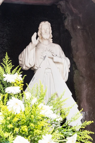 Estátua de Jesus Cristo na gruta de uma Igreja Católica — Fotografia de Stock