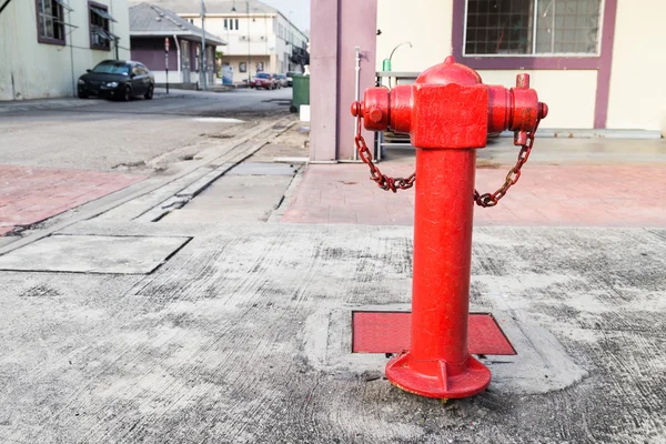 Hidrante de fuego rojo en área comercial estratégica listo para emerggenc —  Fotos de Stock