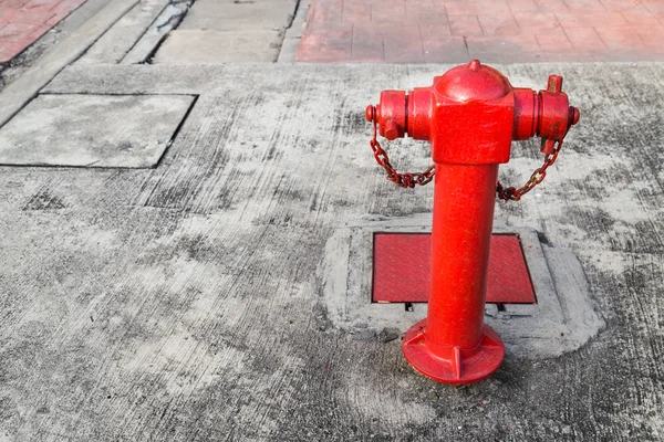 Hidrante de incendio rojo en residencial estratégico listo para emergencias —  Fotos de Stock