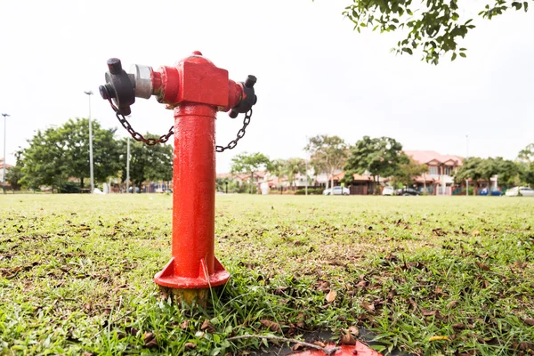 Hidrante de incendio rojo en residencial estratégico listo para emergencias —  Fotos de Stock