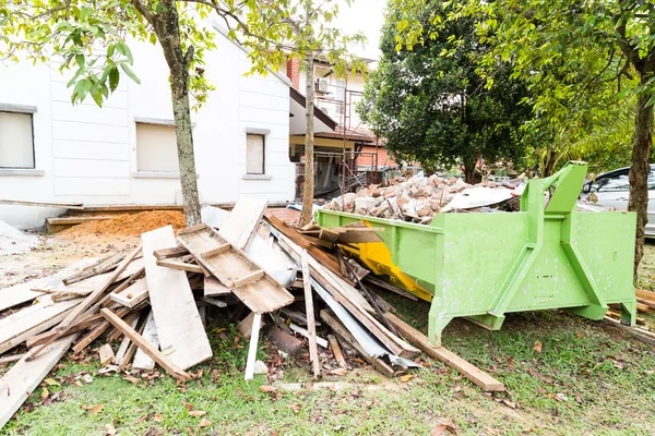 Depósito de basura de construcción con cargas en el sitio de construcción . —  Fotos de Stock