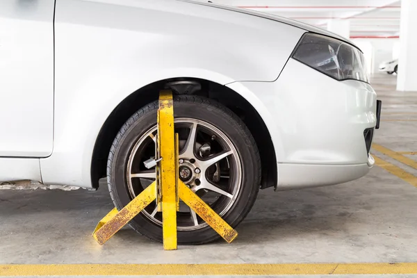 Ruota auto bloccata per violazione di parcheggio illegale nel parcheggio — Foto Stock