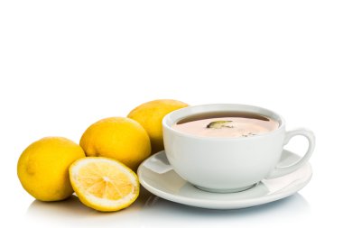 Sıcak çay limon dilimi beyaz arka planda yenileme