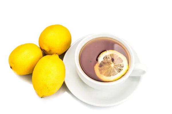 Chá quente refrescante com fatia de limão no fundo branco — Fotografia de Stock