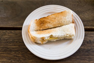 Oryantal tost ekmeği tereyağı ve kahve dükkanında kaya ile.