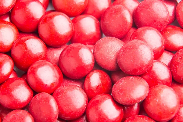 Close-up em pilha de leite vermelho doces de chocolate casca crocante — Fotografia de Stock