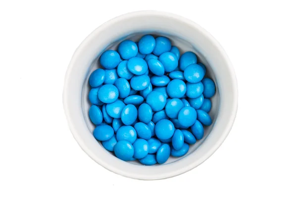 Tazón de vista aérea de caramelo de chocolate azul en fondo blanco — Foto de Stock