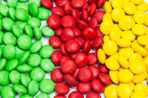 Stapel van kleurrijke chocolade snoepjes van kleur in rijen kolom — Stockfoto