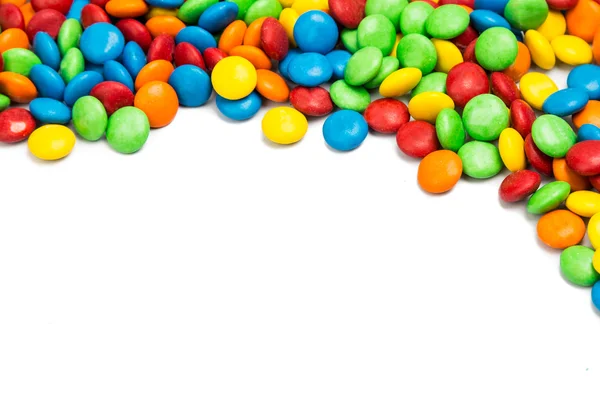 Верхняя правая рамка красочных шоколадных конфет на белом фоне — стоковое фото