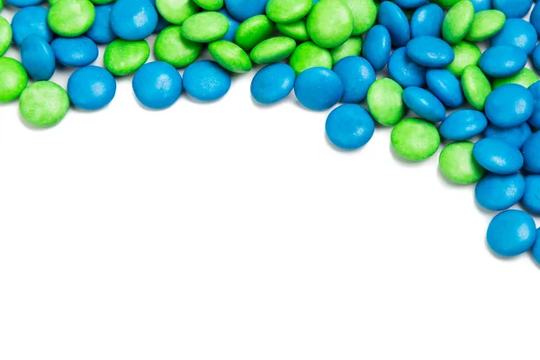 Top rame de caramelos de chocolate verde azul sobre fondo blanco — Foto de Stock