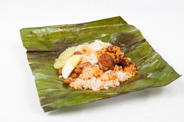 Basit ve otantik nasi lemak Muz Yaprak Sarma.