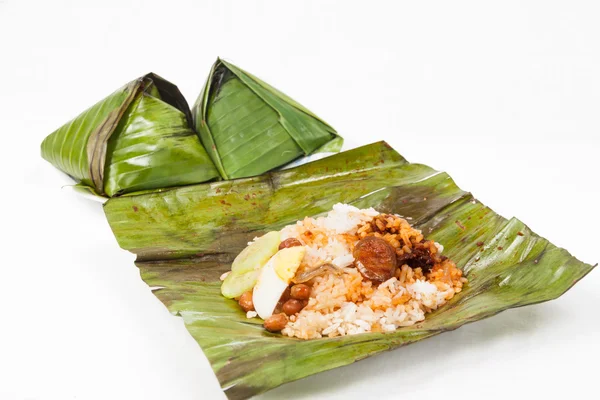 Nasi lemak yang sederhana dan otentik dibungkus dengan daun pisang . — Stok Foto