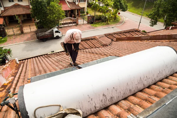 Arbeiter repariert Solaranlage auf Dach bei Wartungsarbeiten — Stockfoto