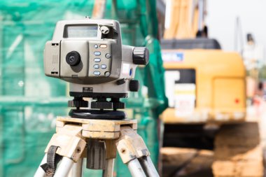 Bodur otomatik düzey araç inşaat site backgrou ile