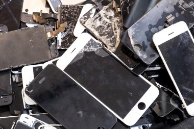 Hasarlı akıllı telefon vücut ve kırık Lcd ekran yığını