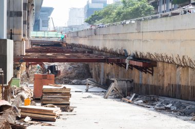 Şehir içinde tren hattı altında tünel Altgeçit inşaatı 