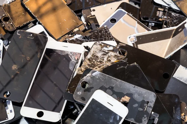 Stack of damaged smart phone body and cracked LCD screen — Stock Photo, Image