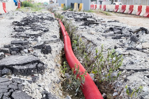 Fosa subterránea con tuberías de alcantarillado en obras de infraestructura —  Fotos de Stock